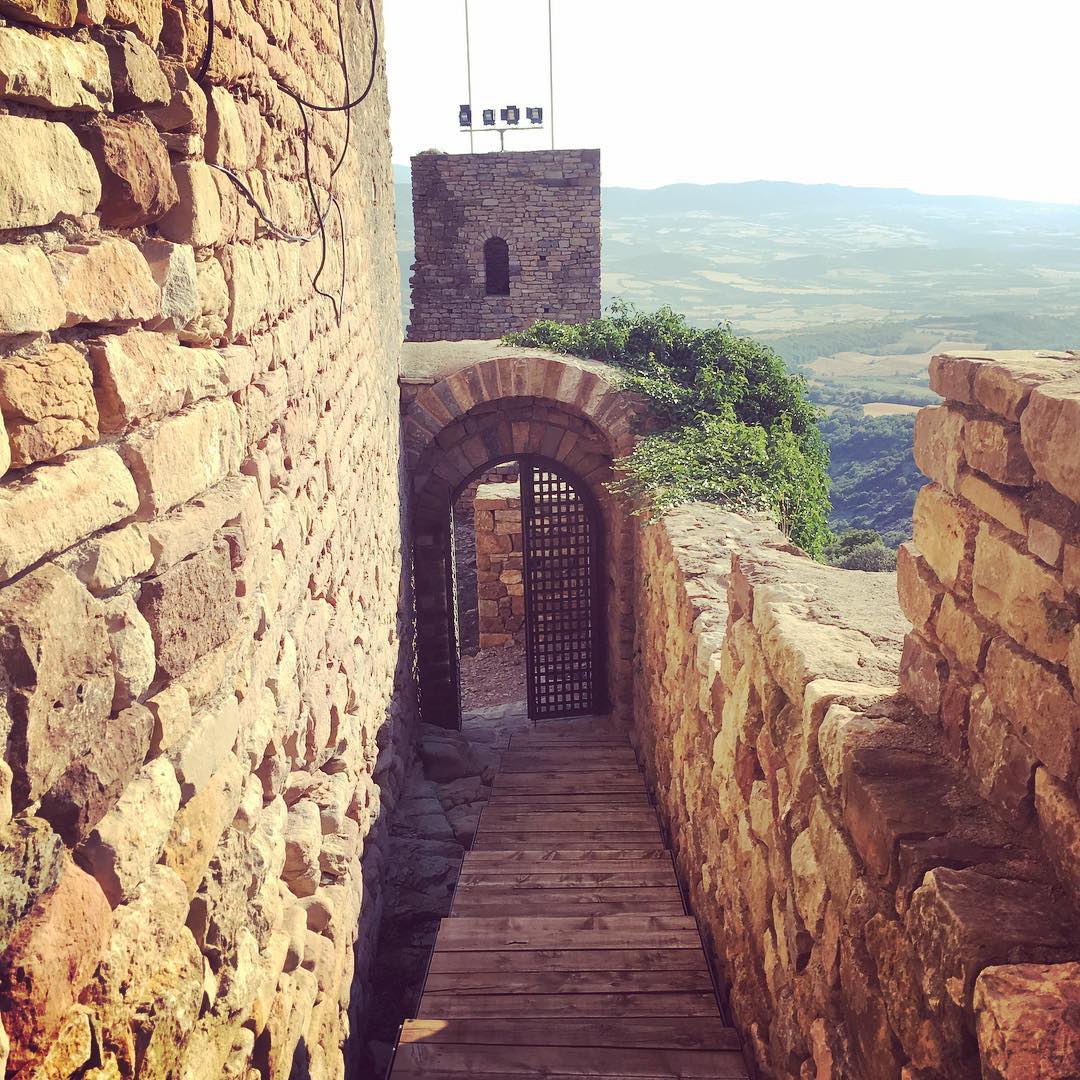 L'accés al #castell sobirà de #Llordà té forma d'embut i amb les portes obrint a la dreta, sabeu per què?  #sabiesque #patrimonicultural #elsDTBieldracdelPort #lesaventuresdelsDTB #PallarsJussà #visitaguiada #Isona #ConcaDellà #EdatMitjana