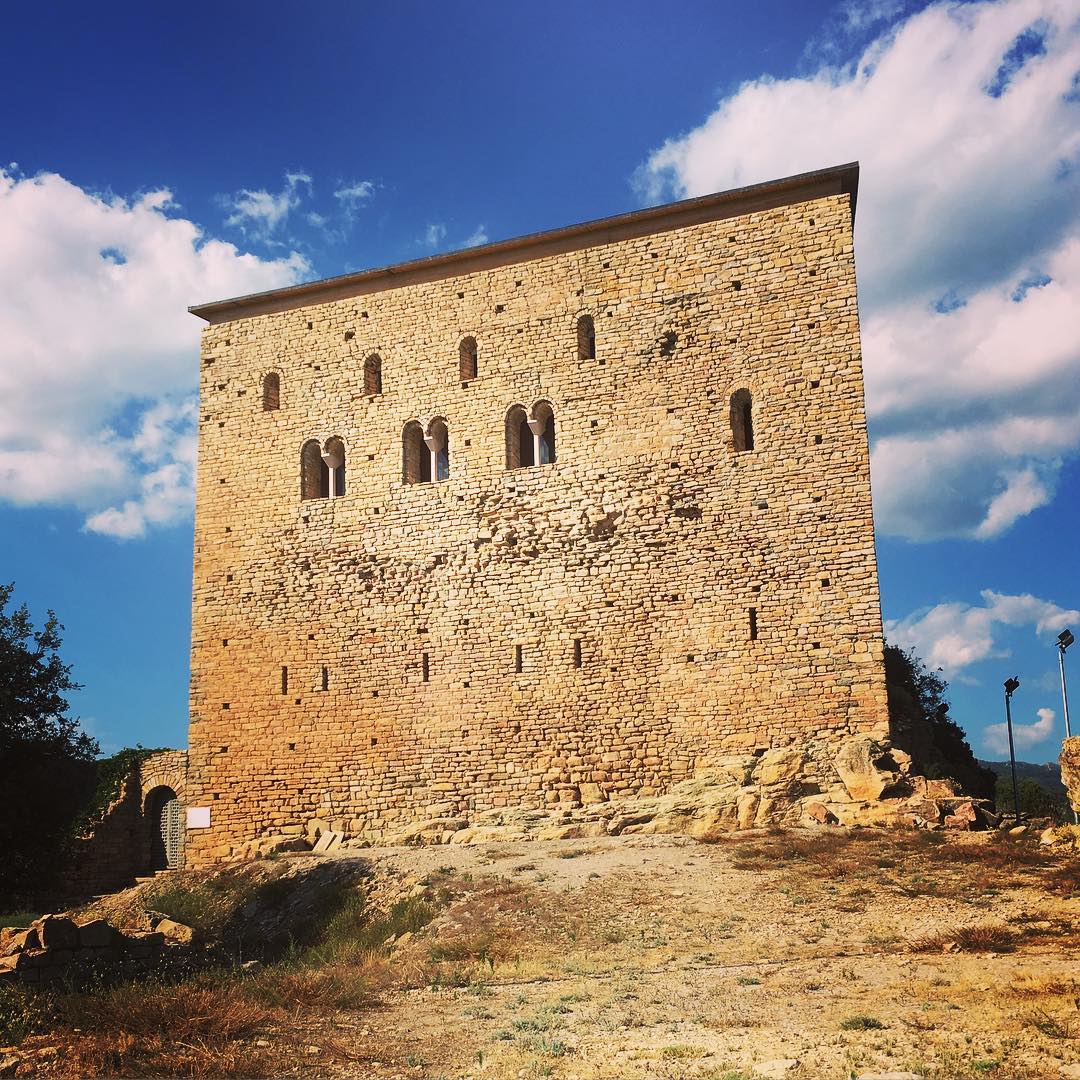 El #castell #palau de #Llordà, datat al #segleXI, residència del famós #ArnauMirdeTost, a #Isona, #PallarsJussà. @pallarsjussaturisme @patrimonigencat  #elsDTBieldracdelPort #lesaventuresdelsDTB #estiupatrimoni